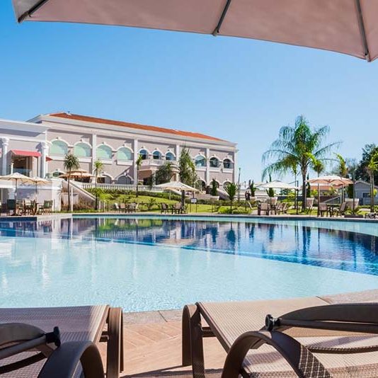 estrutura-piscina-cadeiras-beira-agua