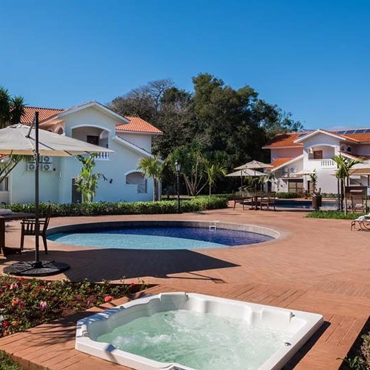 jacuzzi-parte-externa-frente-piscina-natureza