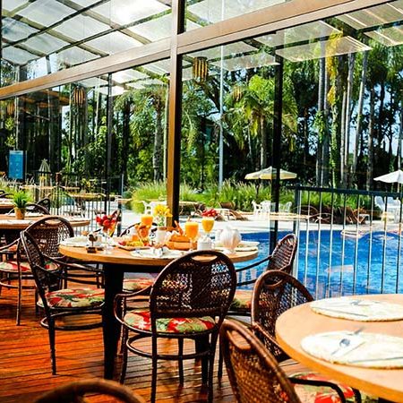 mesas-postas-vista-piscina