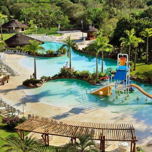 Crianças se divertindo no incrível parque infantil do Mabu Thermas Grand Resort.