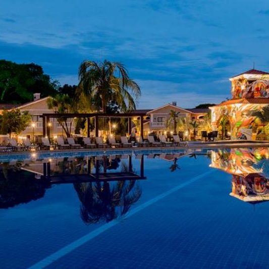 piscina-frente-resort